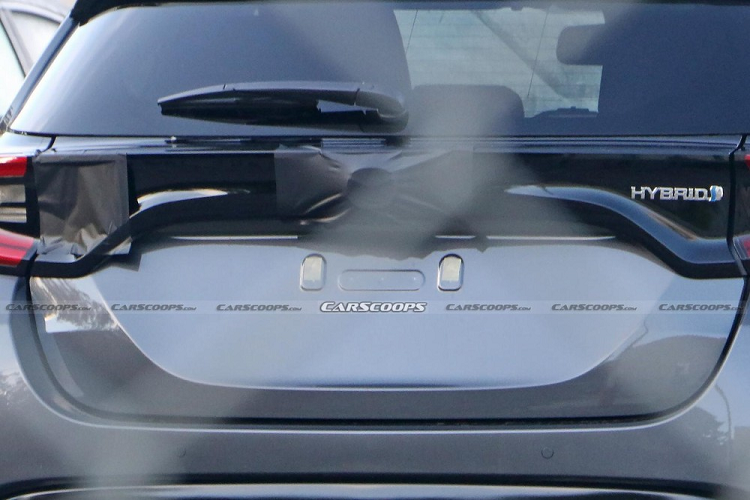 Chiếc xe xuất hiện trên đường thử mang thiết kế ngoại thất của Toyota Yaris. Trong khi đó, logo trên đầu xe và đuôi xe đều được dán kín mít. Tuy nhiên, những người tinh mắt vẫn có thể nhận ra logo có hình chữ "M" quen thuộc của hãng Mazda. Ngoài ra, chiếc xe này còn xuất hiện ở bãi đỗ toàn ôtô Mazda.