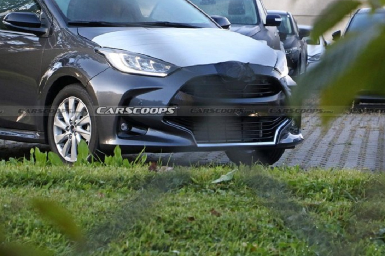 Nói cách khác, mẫu xe hatchback Mazda2 2023 nhiều khả năng sẽ chỉ là phiên bản đổi tên và dùng logo khác của Toyota Yaris. Vào năm ngoái, hãng Mazda cũng đã chính thức xác nhận việc sử dụng hệ truyền động Toyota Hybrid System cho xe của mình ở thị trường châu Âu. Theo hãng Mazda, đây là "giải pháp tối ưu để đáp ứng nhu cầu và yêu cầu của từng khu vực".