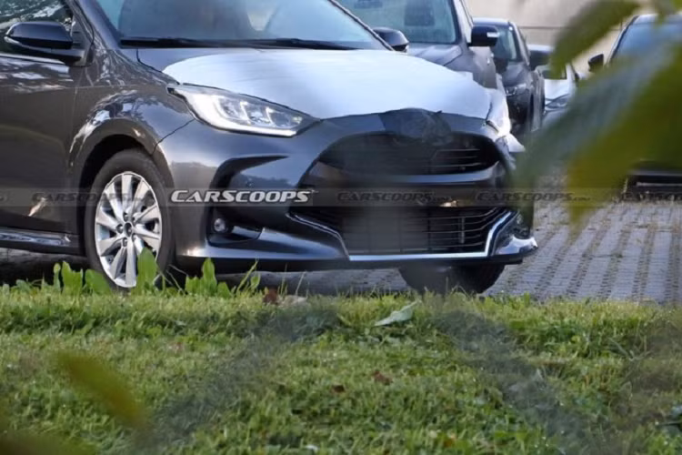 Nói cách khác, mẫu xe hatchback Mazda2 2023 nhiều khả năng sẽ chỉ là phiên bản đổi tên và dùng logo khác của Toyota Yaris. Vào năm ngoái, hãng Mazda cũng đã chính thức xác nhận việc sử dụng hệ truyền động Toyota Hybrid System cho xe của mình ở thị trường châu Âu. Theo hãng Mazda, đây là "giải pháp tối ưu để đáp ứng nhu cầu và yêu cầu của từng khu vực".