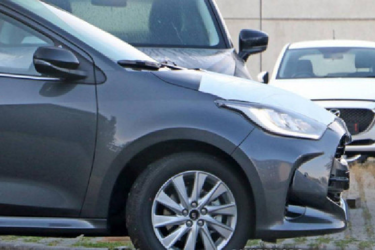 Sức mạnh được truyền tới cầu trước thông qua hộp số eCVT. Nhờ hệ truyền động hybrid này của Toyota, hãng Mazda dự kiến sẽ đáp ứng được tiêu chuẩn khí thải khắt khe tại thị trường châu Âu.