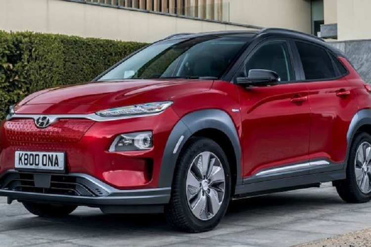  Hyundai Kona EV Xe điện Hyundai Kona nhìn chung đã nhận được nhiều phản hồi tích cực từ những người đánh giá và chủ sở hữu kể từ khi ra mắt. Tuy nhiên, một vấn đề khiến nhiều người mua xe điện tiềm năng lo sợ là khả năng cụm pin của họ bất ngờ bốc cháy, và thật không may, điều đó đã xảy ra với Kona. Một số chủ sở hữu đã báo cáo xe của họ bốc cháy, với 15 trường hợp được thu thập bởi chỉ một hãng truyền thông. Do vậy, khoảng 75.000 chiếc Kona EV hiện đang được triệu hồi và cụm pin của chúng sẽ được thay thế.