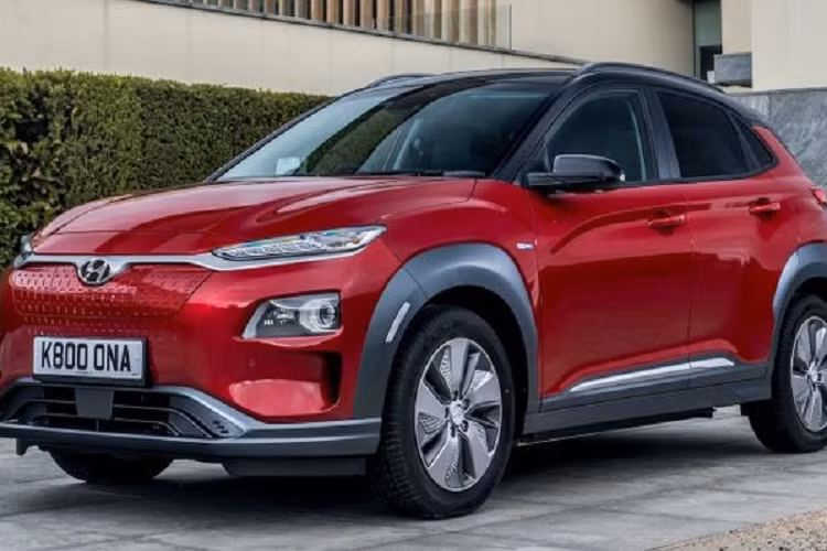  Hyundai Kona EV Xe điện Hyundai Kona nhìn chung đã nhận được nhiều phản hồi tích cực từ những người đánh giá và chủ sở hữu kể từ khi ra mắt. Tuy nhiên, một vấn đề khiến nhiều người mua xe điện tiềm năng lo sợ là khả năng cụm pin của họ bất ngờ bốc cháy, và thật không may, điều đó đã xảy ra với Kona. Một số chủ sở hữu đã báo cáo xe của họ bốc cháy, với 15 trường hợp được thu thập bởi chỉ một hãng truyền thông. Do vậy, khoảng 75.000 chiếc Kona EV hiện đang được triệu hồi và cụm pin của chúng sẽ được thay thế.