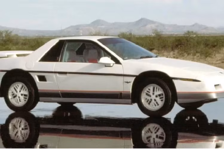  Pontiac Fiero Pontiac Fiero là mẫu xe ôtô mang tiếng xấu bởi triều hướng bốc cháy bất ngờ mà gần như không có dấu hiệu cảnh báo nào cả, và kết quả doanh số bán hàng tự tính đã chịu tác động tiêu cực. Vấn đề tồi tệ đến mức ước tính cứ 400 chiếc Fiero thì có 1 chiếc bị cháy trong vòng 1 hoặc 2 năm kể từ khi được bán. Ngày nay, chúng là một lựa chọn xe thể thao rẻ tiền và có rất nhiều người hâm mộ, những người cho rằng lỗi xe ôtô tự bốc cháy của chúng đã bị thổi phồng quá mức bởi giới truyền thông.