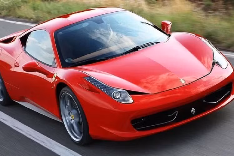  Ferrari 458 Italia Xe Ferrari không thật sự nổi tiếng về chất lượng chế tạo của chúng. Trên thực tế, tai tiếng có thể là một từ ngữ thích hợp hơn. Vì vậy, khi tin tức bắt đầu lan truyền về những chiếc 458 Italia bốc cháy một cách bí ẩn, không nhiều người thấy ngạc nhiên. Qua điều tra, vấn đề được phát hiện bắt nguồn từ một chất kết dính không phù hợp mà được sử dụng trong các vòm bánh sau của xe. Chúng ở bên cạnh động cơ, vậy nên trong một số trường hợp, chúng trở nên quá nóng và bùng cháy. Ferrari đã khắc phục sự cố miễn phí, và kể từ đó không có báo cáo về vấn đề tương tự nào nữa.