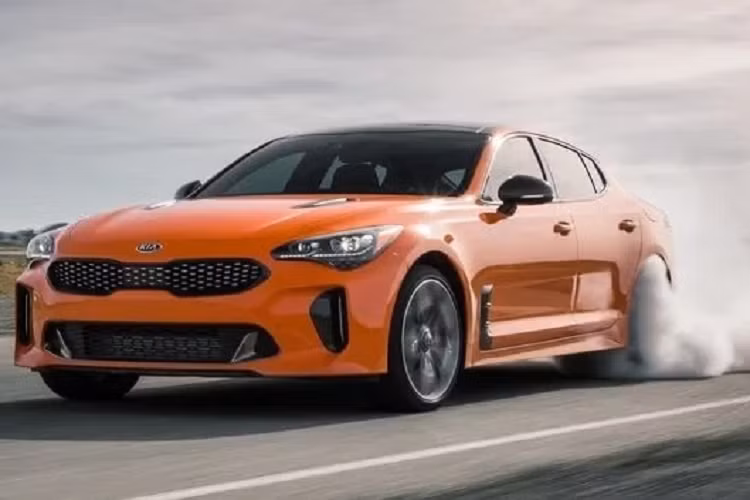  Kia Stinger Mẫu sedan chất thể thao Stinger của Kia cũng gặp phải vấn đề tương tự như thương hiệu anh em Hyundai. Vấn đề chính liên quan đến một nhà cung cấp phụ tùng bên ngoài mà cả hai công ty đã sử dụng để sản xuất hệ thống ABS của họ. Công ty Hàn Quốc thậm chí đã khiến nhiều người lo ngại khi nói rằng tất cả các chiếc xe bị ảnh hưởng nên được giữ bên ngoài cho đến khi được sửa chữa qua việc triệu hồi.