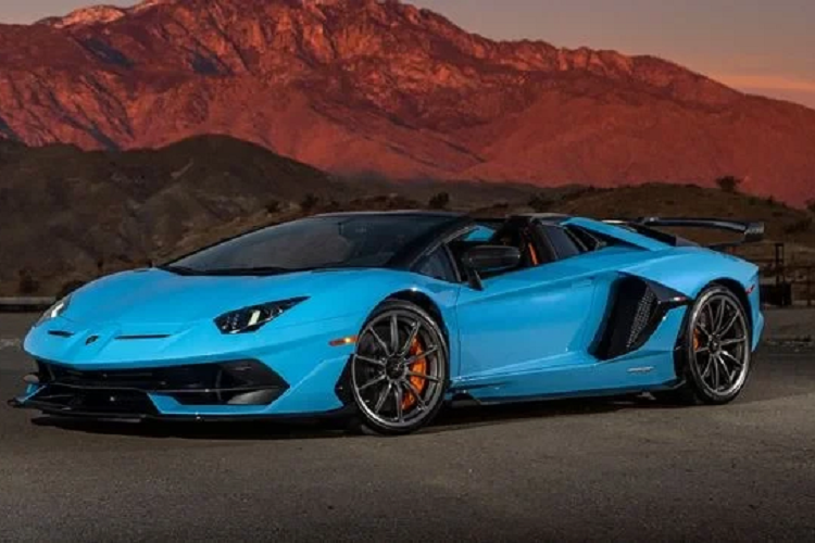  Lamborghini Aventador Không khó để tìm thấy những video cho thấy cảnh một chiếc Lamborghini Aventador bốc cháy trên internet, bao gồm một video cực kỳ tai tiếng từ Dubai khi chủ xe rồ ga để lên hình để rồi khiến xe bị bắt lửa ngay lập tức. Lamborghini đã nhận ra có lỗi tồn tại và ra lệnh triệu hồi vào năm 2017. Theo nhà sản xuất siêu xe Ý, vấn đề nằm ở hệ thống nhiên liệu, và gần như mọi chiếc Aventador đều được gửi đi sửa.