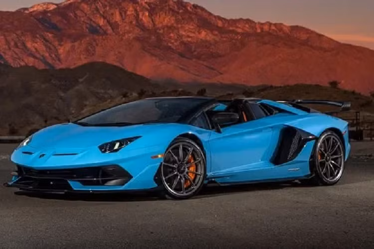  Lamborghini Aventador Không khó để tìm thấy những video cho thấy cảnh một chiếc Lamborghini Aventador bốc cháy trên internet, bao gồm một video cực kỳ tai tiếng từ Dubai khi chủ xe rồ ga để lên hình để rồi khiến xe bị bắt lửa ngay lập tức. Lamborghini đã nhận ra có lỗi tồn tại và ra lệnh triệu hồi vào năm 2017. Theo nhà sản xuất siêu xe Ý, vấn đề nằm ở hệ thống nhiên liệu, và gần như mọi chiếc Aventador đều được gửi đi sửa.