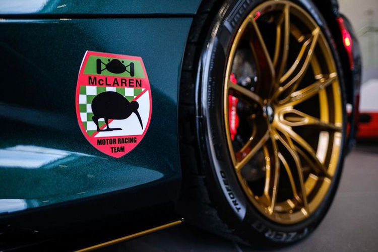 Phần thân xe phía sau được trang trí bởi logo đầu tiên của thương hiệu McLaren. Logo đầu tiên của thương hiệu được thiết kế vào năm 1964 bởi Michael Turner - Họa sĩ nổi tiếng chuyên về lĩnh vực đua xe và là bạn thân của Bruce McLaren. Ông đã vẽ logo này dành cho Đội đua Bruce McLaren còn non trẻ ở thời bấy giờ.