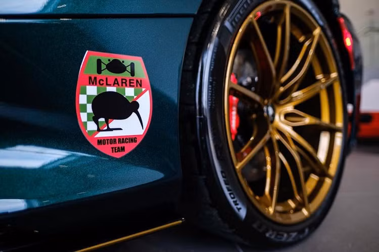 Phần thân xe phía sau được trang trí bởi logo đầu tiên của thương hiệu McLaren. Logo đầu tiên của thương hiệu được thiết kế vào năm 1964 bởi Michael Turner - Họa sĩ nổi tiếng chuyên về lĩnh vực đua xe và là bạn thân của Bruce McLaren. Ông đã vẽ logo này dành cho Đội đua Bruce McLaren còn non trẻ ở thời bấy giờ.