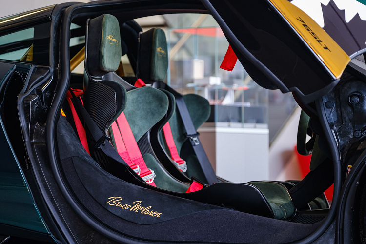 Về nội thất, chiếc 765LT này đã được đội ngũ MSO thiết kế và trang trí với loạt chi tiết ấn tượng. Xe sở hữu bộ ghế đua carbon cùng các phần da Alcantara màu xanh rêu, tựa đầu được thêu khắc họa lại hình ảnh của chiếc 765LT với những đường chỉ màu vàng gold Satin Velocity Bronze.