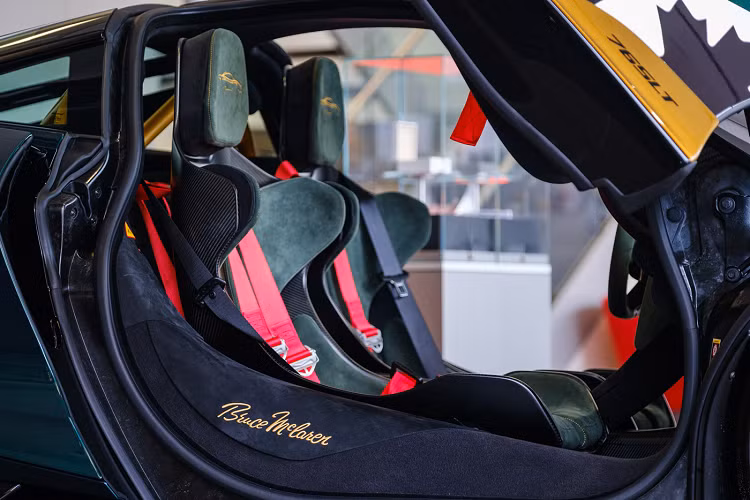 Về nội thất, chiếc 765LT này đã được đội ngũ MSO thiết kế và trang trí với loạt chi tiết ấn tượng. Xe sở hữu bộ ghế đua carbon cùng các phần da Alcantara màu xanh rêu, tựa đầu được thêu khắc họa lại hình ảnh của chiếc 765LT với những đường chỉ màu vàng gold Satin Velocity Bronze.