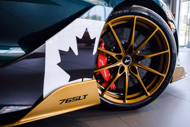 Hai bên hốc gió ở dưới cửa xe được hoàn thiện với hai họa tiết quốc kỳ cách điệu màu trắng đen. Ở cửa trái, MSO đã trang trí quốc kỳ của Vương Quốc Anh còn cửa phải lại được đặt quốc kỳ của Canada. Hai lá cờ này chính là sự biểu trưng cho nguồn gốc của chiếc xe cũng như là nơi mà chiếc xe sẽ được bàn giao tới và được sử dụng là Anh Quốc và Canada.