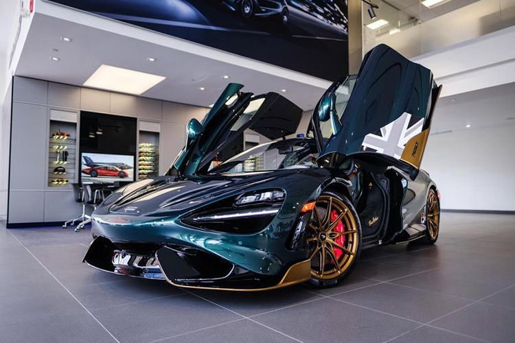 Kết hợp với hộp số 7 cấp ly hợp kép SSG với khả năng sang số nhanh hơn 720S 15%, 765LT chỉ mất 2,8 giây để tăng tốc từ 0-100 km/h, 0-200 km/h trong 7,2 giây và tốc độ tối đa giảm từ 341 km/h xuống 330 km/h do thiết kế khí động học tạo lực ép xuống mặt đường lớn hơn.