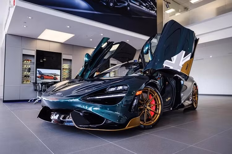 Kết hợp với hộp số 7 cấp ly hợp kép SSG với khả năng sang số nhanh hơn 720S 15%, 765LT chỉ mất 2,8 giây để tăng tốc từ 0-100 km/h, 0-200 km/h trong 7,2 giây và tốc độ tối đa giảm từ 341 km/h xuống 330 km/h do thiết kế khí động học tạo lực ép xuống mặt đường lớn hơn.