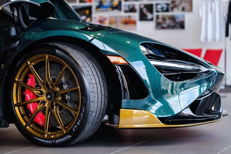 Bên cạnh màu sơn ngoại thất xanh rêu Dyno Green, chiếc McLaren 765LT MSO hàng thửa này còn sở hữu loạt chi tiết trang trí ấn tượng ở ngoại thất. Chiếc xe được phối kết hợp với màu vàng đồng mang tên “Satin Velocity Bronze”. Màu sắc này được sử dụng rộng rãi ở cả các chi tiết ngoại thất cho đến trong nội thất của xe. Ở ngoại thất, các phần viền líp trước, líp hông cũng như bộ khuếch tán sau đều được sơn màu vàng đồng độc đáo này.