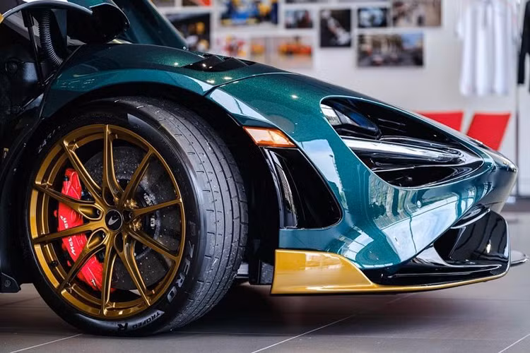 Bên cạnh màu sơn ngoại thất xanh rêu Dyno Green, chiếc McLaren 765LT MSO hàng thửa này còn sở hữu loạt chi tiết trang trí ấn tượng ở ngoại thất. Chiếc xe được phối kết hợp với màu vàng đồng mang tên “Satin Velocity Bronze”. Màu sắc này được sử dụng rộng rãi ở cả các chi tiết ngoại thất cho đến trong nội thất của xe. Ở ngoại thất, các phần viền líp trước, líp hông cũng như bộ khuếch tán sau đều được sơn màu vàng đồng độc đáo này.