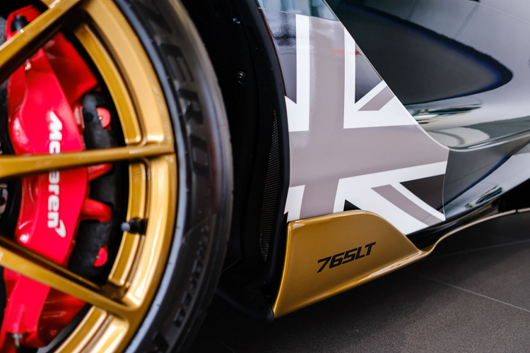 Vì là phiên bản nâng cấp, chiếc siêu xe McLarren 765LT dĩ nhiên sẽ nhẹ hơn, mạnh hơn và đặc biệt hơn cả là mang đến cho người lái cảm giác phấn khích tột độ khi cầm vô-lăng siêu xe Anh Quốc. Tuy nhiên, McLaren chỉ sản xuất giới hạn 765 chiếc bán ra trên toàn thế giới và chiếc 765LT này thuộc số ít những chiếc được MSO hoàn thiện tới từng chi tiết nhỏ nhất.