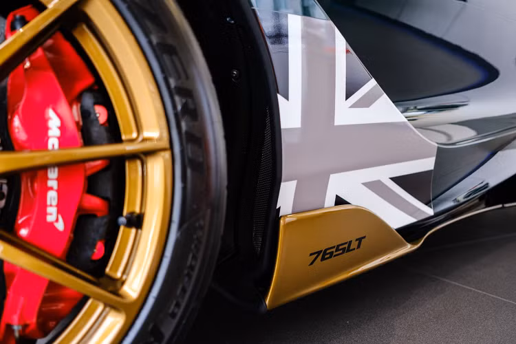 Vì là phiên bản nâng cấp, chiếc siêu xe McLarren 765LT dĩ nhiên sẽ nhẹ hơn, mạnh hơn và đặc biệt hơn cả là mang đến cho người lái cảm giác phấn khích tột độ khi cầm vô-lăng siêu xe Anh Quốc. Tuy nhiên, McLaren chỉ sản xuất giới hạn 765 chiếc bán ra trên toàn thế giới và chiếc 765LT này thuộc số ít những chiếc được MSO hoàn thiện tới từng chi tiết nhỏ nhất.