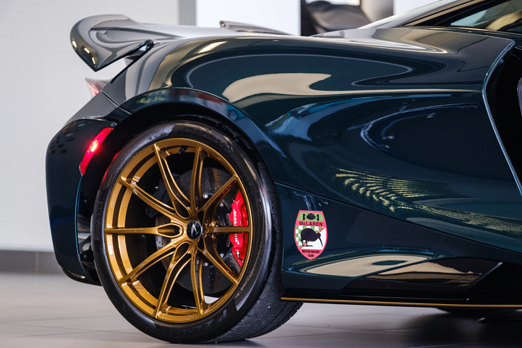 Chữ 765LT được sơn đen trên phần viền líp cửa màu vàng đồng Satin Velocity Bronze. Bộ mâm đa chấu đặc trưng của phiên bản 765LT cũng sở hữu màu sơn tương tự, từ đây kết hợp một cách hài hòa với diện mạo ngoại thất độc đáo của chiếc xe. Theo yêu cầu của chủ sở hữu, đội ngũ cá nhân hóa từ MSO đã trang trí thêm cho phần thân xe loạt các hình trang trí ấn tượng.