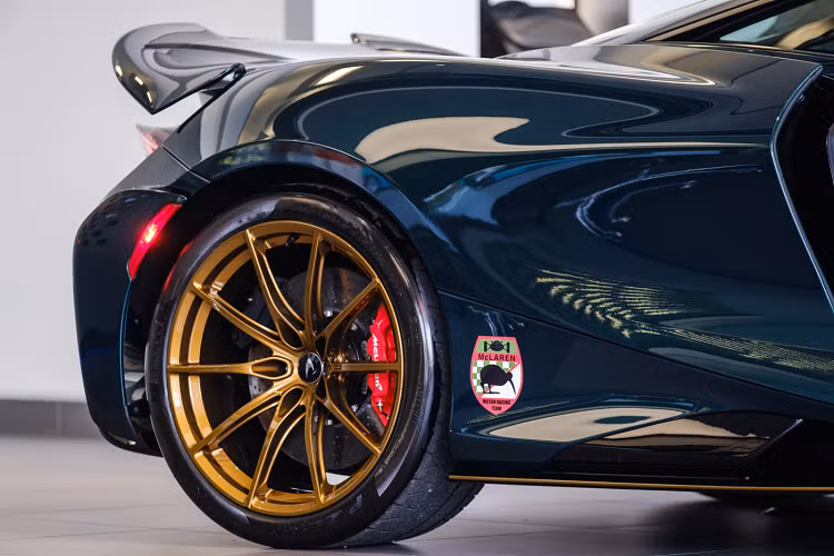 Chữ 765LT được sơn đen trên phần viền líp cửa màu vàng đồng Satin Velocity Bronze. Bộ mâm đa chấu đặc trưng của phiên bản 765LT cũng sở hữu màu sơn tương tự, từ đây kết hợp một cách hài hòa với diện mạo ngoại thất độc đáo của chiếc xe. Theo yêu cầu của chủ sở hữu, đội ngũ cá nhân hóa từ MSO đã trang trí thêm cho phần thân xe loạt các hình trang trí ấn tượng.