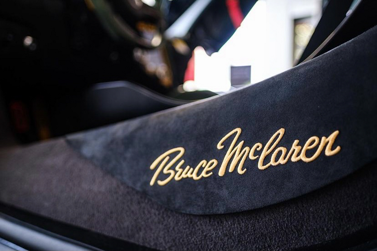 Ở giữa logo này chính là hình vẽ chú chim Kiwi, biểu tượng quốc gia của quê hương Bruce, New Zealand. Logo này còn có hình vẽ mô phỏng hình dáng của chiếc xe đua với nhiều ý nghĩa. Chủ sở hữu chiếc 765LT đã quyết định lựa chọn đem logo này trang trí cho chiếc xe độc nhất của mình như một lời tri ân tới quá khứ huy hoàng của thương hiệu McLaren.