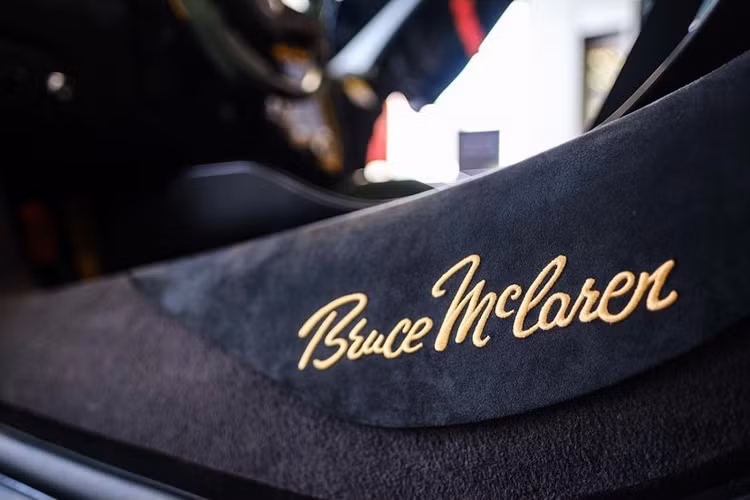 Ở giữa logo này chính là hình vẽ chú chim Kiwi, biểu tượng quốc gia của quê hương Bruce, New Zealand. Logo này còn có hình vẽ mô phỏng hình dáng của chiếc xe đua với nhiều ý nghĩa. Chủ sở hữu chiếc 765LT đã quyết định lựa chọn đem logo này trang trí cho chiếc xe độc nhất của mình như một lời tri ân tới quá khứ huy hoàng của thương hiệu McLaren.