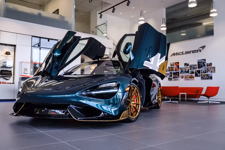 Vừa qua, một chiếc McLaren 765LT đặc biệt được hoàn thiện bởi MSO đã cập bến McLaren Montréal, Canada. Chiếc xe mang trên mình lớp áo ngoại thất màu xanh rêu Dyno Green và đây chính là màu sắc được chế tạo để dành riêng cho chiếc xe này. Đây là phiên bản hiệu năng cao của McLaren 720S và sự xuất hiện của 765LT đi kèm với một lời tuyên bố đến từ McLaren rằng đây là phiên bản vượt trội về mặt hiệu năng vận hành.