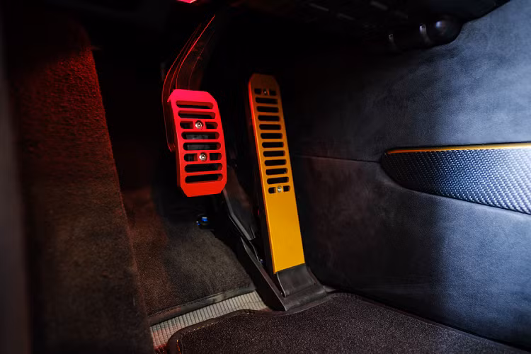 Có thể thấy, với những trang bị cực kỳ ấn tượng, chiếc McLaren 765LT này là một trong những chiếc 765LT đẹp nhất từng được xuất xưởng với những chi tiết được hoàn thiện một cách công phu với tay nghề cao của những người thợ từ McLaren,