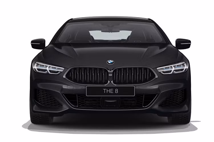 Xe sẽ chính thức mở bán tại thị trường Nhật Bản vào ngày 30/6 tới đây, với giá xe BMW 8 Series Frozen Black Edition mới niêm yết 15 triệu Yên (khoảng 3,12 tỷ đồng) cho phiên bản Coupe, trong khi phiên bản Gran Coupe sẽ cao hơn đôi chút ở mức 15,1 triệu Yên (khoảng 3,14 tỷ đồng).