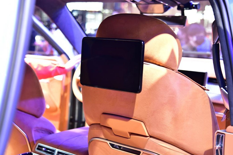 Khác biệt với vẻ ngoài bất chấp mọi địa hình, nội thất của Tank 700 lại hết sức sang trọng, và thậm chí mang tới cảm giác sang chẳng kém thương hiệu phương Tây như Bentley. Phần lớn nội thất đều được bọc da lộn, tương phản đáng kể với diện mạo bên ngoài. Nội thất của mẫu SUV này trông hết sức rộng rãi và tiện nghi với bố cục 4 chỗ ngồi, ghế sau có chỗ duỗi chân thoải mái, bệ tỳ tay trung tâm độc lập, và các màn hình giải trí LCD.