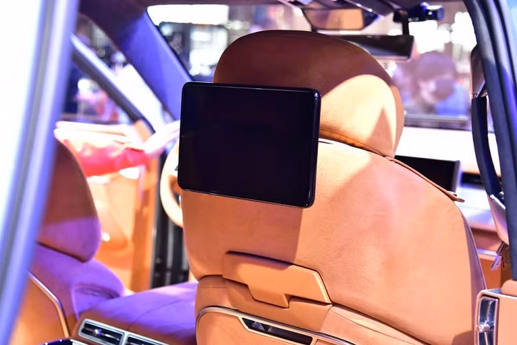 Khác biệt với vẻ ngoài bất chấp mọi địa hình, nội thất của Tank 700 lại hết sức sang trọng, và thậm chí mang tới cảm giác sang chẳng kém thương hiệu phương Tây như Bentley. Phần lớn nội thất đều được bọc da lộn, tương phản đáng kể với diện mạo bên ngoài. Nội thất của mẫu SUV này trông hết sức rộng rãi và tiện nghi với bố cục 4 chỗ ngồi, ghế sau có chỗ duỗi chân thoải mái, bệ tỳ tay trung tâm độc lập, và các màn hình giải trí LCD.