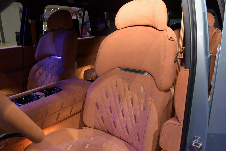 Trên khía cạnh cấu trúc thân vỏ, Tank 700 sử dụng một cấu trúc khung gầm “không chịu tải”, hay nói cách khác là cấu trúc thân vỏ 5 cửa. Phần đuôi xe lắp đặt cửa hậu mở sang một bên thường được dùng bởi xe off-road. Đồng thời, trên cửa hậu cũng có treo một bánh xe dự phòng, một chi tiết giúp nhấn mạnh phong cách off-road vạm vỡ, sẵn sàng mọi tình huống.