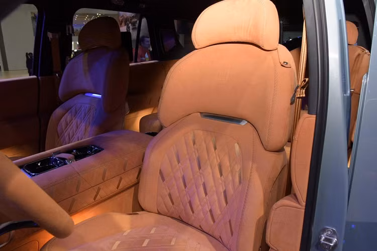 Trên khía cạnh cấu trúc thân vỏ, Tank 700 sử dụng một cấu trúc khung gầm “không chịu tải”, hay nói cách khác là cấu trúc thân vỏ 5 cửa. Phần đuôi xe lắp đặt cửa hậu mở sang một bên thường được dùng bởi xe off-road. Đồng thời, trên cửa hậu cũng có treo một bánh xe dự phòng, một chi tiết giúp nhấn mạnh phong cách off-road vạm vỡ, sẵn sàng mọi tình huống.