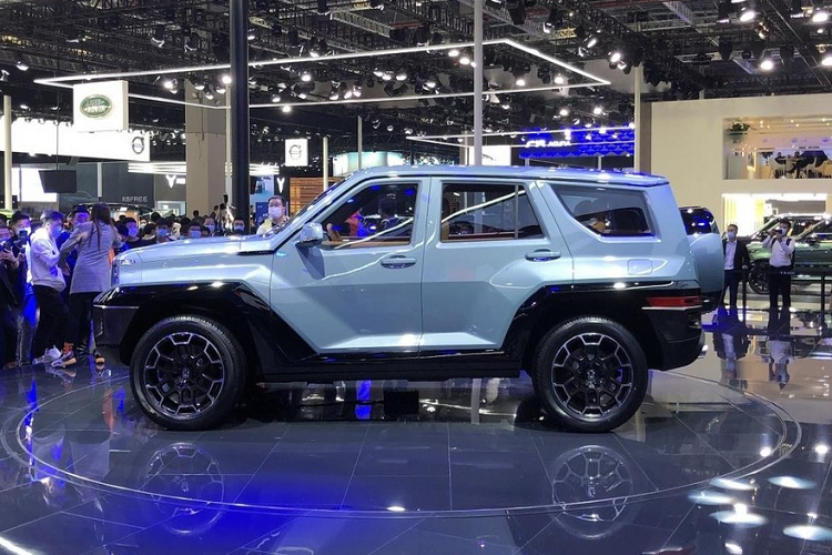 Nó có công suất tối đa 349 mã lực và 500 Nm mô-men xoắn cực đại, phối hợp cùng một hộp số tự cộng 9 cấp. Nghe có vẻ không có gì nhiều nhưng vậy là đủ để đứng đầu thị trường nội địa Trung Quốc rồi.