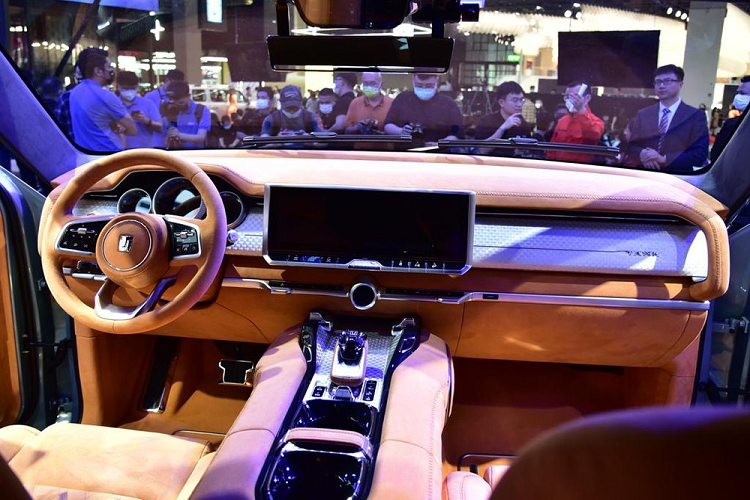 So sánh với mẫu Tank 300 mang khuôn mặt vuông vức trước đây, Tank 700 có một dáng vẻ máy móc cầu kỳ hơn, và một logo “Tank” hoàn toàn mới, phù hợp hơn đối với nhu cầu thẩm mỹ của người tiêu dùng trẻ. Bên cạnh đó, đèn pha hình tròn đặc trưng vẫn được giữ lại và thêm lần làm nổi bật ngôn ngữ thiết kế của gia đình Tank.