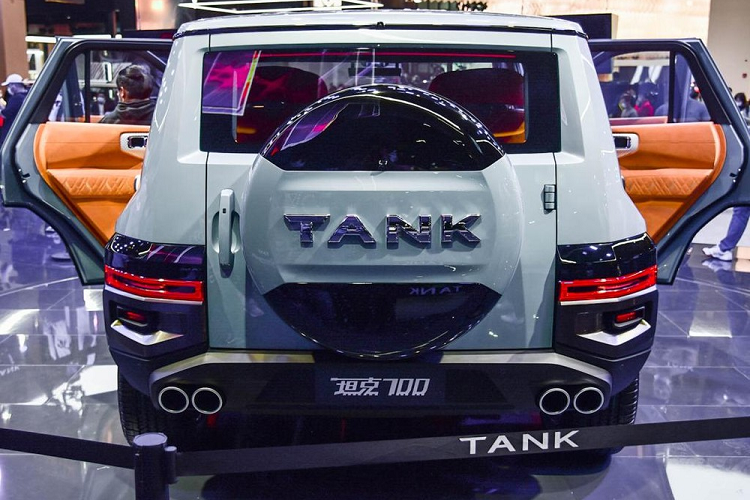 Hơn nữa, Tank 700 cũng sẽ bổ sung một hệ thống hybrid P2 (mô tơ điện đặt trong hộp số) trên cơ sở cấu hình động cơ V6 + hộp số tự động 9 cấp, với tổng công suất tăng lên thành 517 mã lực và 750 Nm mô-men xoắn cực đại. Mức giá xe Tank 700 2021 chưa được công bố.