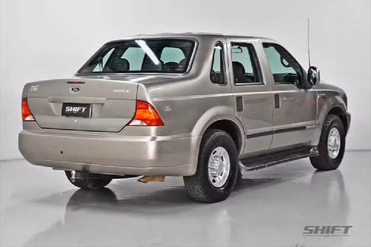 Cũng cần lưu ý rằng điều kỳ quặc về những chiếc xe tải hóa sedan này không chỉ là ở bề ngoài. Tại Brazil, Ford F-250 Super Duty thế hệ đầu tiên có hai lựa chọn động cơ diesel: 3 xi-lanh Cummins B-series dung tích 3.9L, hoặc 4 xi-lanh thẳng hàng dung tích 4.2L sản xuất trong nước từ MWM, một bộ phận của Navistar Brazil. Đây là những động cơ không hề được cung cấp ở Mỹ, qua đó càng khiến những chiếc Tropiclassic thêm phần đặc biệt.