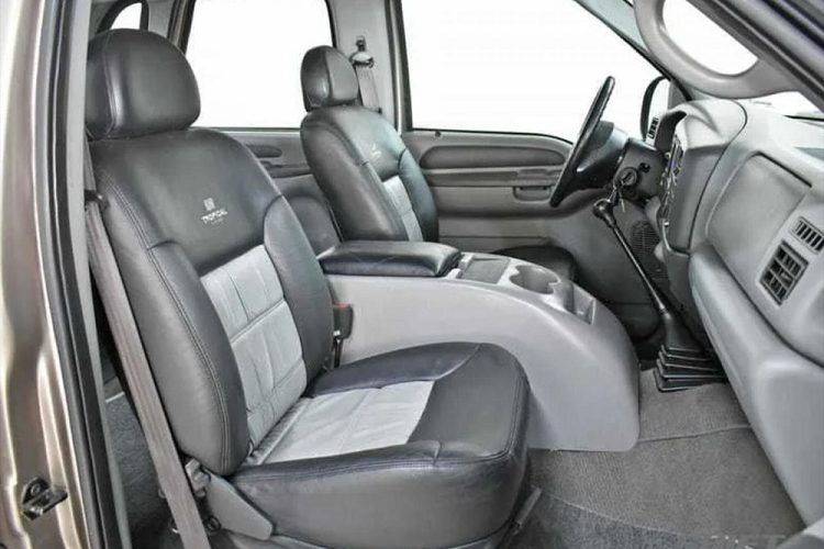 Cụ thể, Tropical Cabines sẽ loại bỏ phần thùng của chiếc xe bán tải, chỉ để lại một phần khung gầm cùng cabin phía trước, sau đó lắp đặt lên chúng những tấm thân xe được sản xuất nội bộ sẵn có. Phần đầu xe thường là dạng tùy chỉnh, nhưng phần đuôi xe luôn được lấy từ những mẫu sedan hiện có. Nội thất xe được nâng cấp để trở nên hiện đại hơn một chút, nhưng trông vẫn rất nguyên bản.