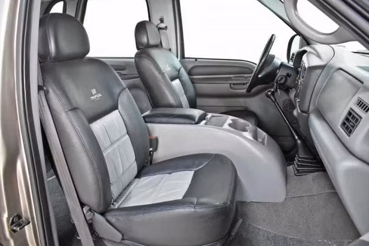 Cụ thể, Tropical Cabines sẽ loại bỏ phần thùng của chiếc xe bán tải, chỉ để lại một phần khung gầm cùng cabin phía trước, sau đó lắp đặt lên chúng những tấm thân xe được sản xuất nội bộ sẵn có. Phần đầu xe thường là dạng tùy chỉnh, nhưng phần đuôi xe luôn được lấy từ những mẫu sedan hiện có. Nội thất xe được nâng cấp để trở nên hiện đại hơn một chút, nhưng trông vẫn rất nguyên bản.