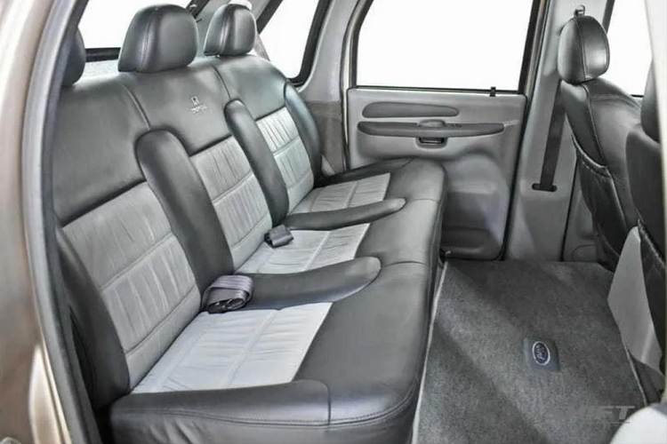 Thật thú vị khi nhà sản xuất dường như đã căn đo chuẩn tỷ lệ của "sedan". Ngay từ cái nhìn đầu tiên, phần đuôi xe thực sự trông khá giống với một chiếc sedan Ford Focus thế hệ thứ nhất với phần cốp và đèn hậu lấy từ một chiếc Focus thật. Hơn nữa, toàn bộ ý tưởng về Tropiclassic dường như rất giống với mẫu xe limousine Aznom Palladium kỳ dị mới được giới thiệu gần đây, cho dù nó đã có trước tới 19 năm.