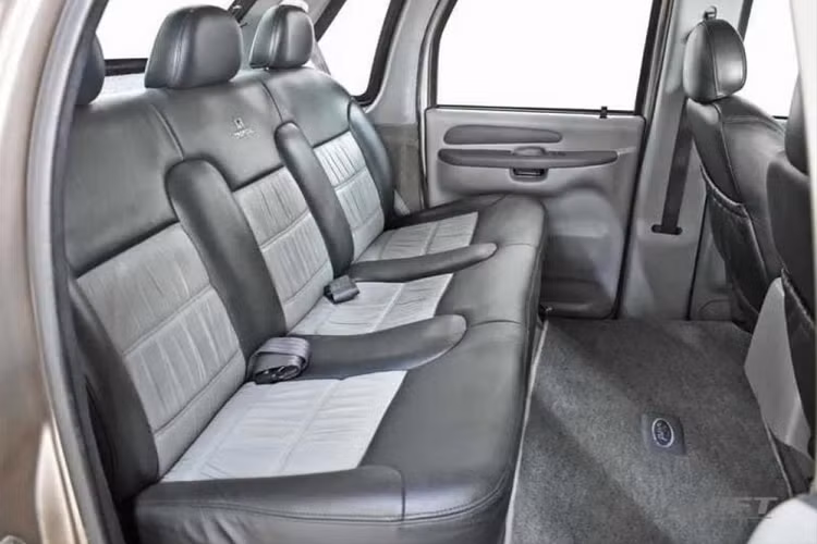 Thật thú vị khi nhà sản xuất dường như đã căn đo chuẩn tỷ lệ của "sedan". Ngay từ cái nhìn đầu tiên, phần đuôi xe thực sự trông khá giống với một chiếc sedan Ford Focus thế hệ thứ nhất với phần cốp và đèn hậu lấy từ một chiếc Focus thật. Hơn nữa, toàn bộ ý tưởng về Tropiclassic dường như rất giống với mẫu xe limousine Aznom Palladium kỳ dị mới được giới thiệu gần đây, cho dù nó đã có trước tới 19 năm.