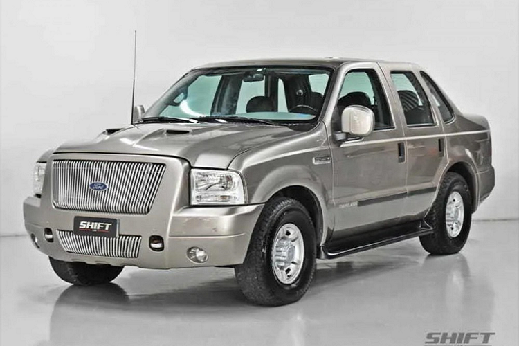 Cơn sốt SUV và crossover trong những năm gần đây vẫn chưa có dấu hiệu dừng lại, và nó thậm chí bắt đầu làm xuất hiện nhiều mẫu crossover-coupe từ Mercedes, BMW, Audi và nhiều hãng khác. Trong khi kiểu dáng của crossover coupe có thể gây tranh cãi, chúng đều nhạt nhòa so với chiếc sedan dựa trên bán tải Ford F-250 Super Duty này.