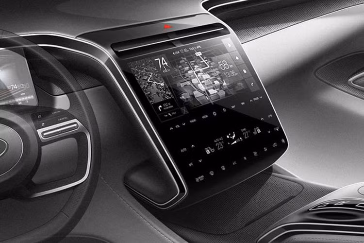 Khoang cabin Hyundai Tucson L đem lại cảm giác sang trọng, hiện đại. Mặt taplo và vô lăng chia tầng phong cách du thuyền, cụm đồng hồ kỹ thuật số nhô lên khỏi bảng điều khiển thay vì nằm lọt vào trong như trước đây. Ở khu vực trung tâm là màn hình thông tin giải trí cảm ứng kích thước 10.25 inch, hỗ trợ tương thích Apple Carplay và Android Auto.