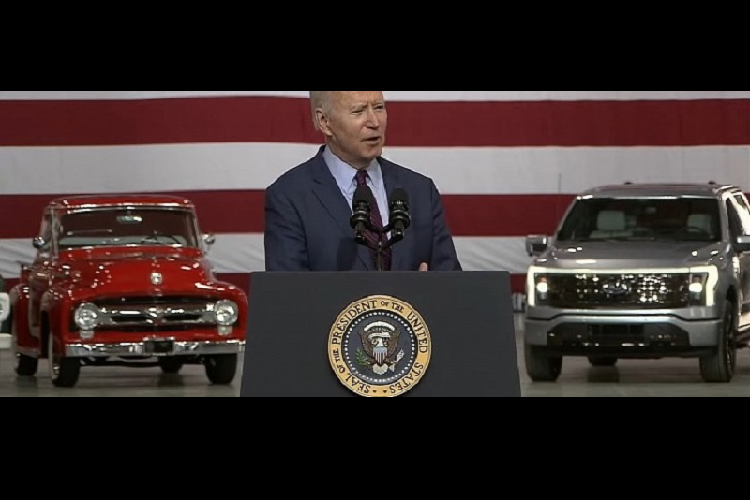 Một số thay đổi trực quan đã được thực hiện ở phần đầu xe bán tải Ford F-150 Lightning, bao gồm cụm đèn pha đặc biệt với dải đèn LED cứng cáp kéo dài hết chiều rộng của mặt ca-lăng. Ngoài ra còn có bộ lưới tản nhiệt màu đen bóng được che chắn hoàn toàn bởi các thanh kim loại. Cản va trước, cụm gương chiếu hậu ngoài và kính chắn gió vẫn tương tự như các phiên bản F-150 sử dụng động cơ đốt trong.