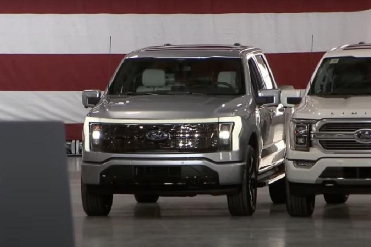 Cũng trong chuyến thăm nhà máy, Tổng thống Biden đã có cơ hội lái thử nguyên mẫu Ford F-150 Lightning và thể hiện sự thích thú với chiếc bán tải chạy điện này. Ông cho biết, F-150 Lightning có khả năng tăng tốc từ 0 - 100 km/h trong vòng 4,3 hoặc 4,4 giây.