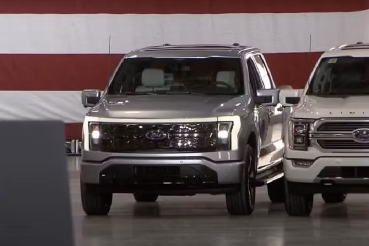 Cũng trong chuyến thăm nhà máy, Tổng thống Biden đã có cơ hội lái thử nguyên mẫu Ford F-150 Lightning và thể hiện sự thích thú với chiếc bán tải chạy điện này. Ông cho biết, F-150 Lightning có khả năng tăng tốc từ 0 - 100 km/h trong vòng 4,3 hoặc 4,4 giây.