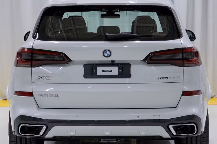Trong thời gian qua, hãng BMW đã bán không ít mẫu xe kéo dài ở thị trường Trung Quốc. Tuy nhiên, các phiên bản kéo dài này chủ yếu được phát triển dựa trên xe sedan của hãng. Trong khi đó, các mẫu crossover hạng sang của BMW phần lớn không có phiên bản kéo dài, trừ X1. Điều này sẽ sớm thay đổi khi hãng BMW tung ra X5 phiên bản kéo dài mới tại thị trường Trung Quốc trong thời gian tới.