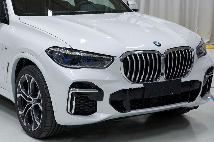 Theo tin đồn, BMW X5 kéo dài sẽ chính thức trình làng trong triển lãm Ô tô Bắc Kinh 2022 diễn ra vào tháng 4 năm sau. Đến giữa năm 2022, mẫu SUV hạng sang này sẽ chính thức được bán ra thị trường dưới dạng xe lắp ráp nội địa. Hãng BMW dự định sẽ sản xuất 120.000 chiếc X5 phiên bản kéo dài mỗi năm. Đây là lần đầu tiên hãng BMW sản xuất dòng xe X5 tại Trung Quốc. Đồng thời, đây cũng là mẫu SUV đầu tiên của thương hiệu nước ngoài được lắp ráp tại Trung Quốc.