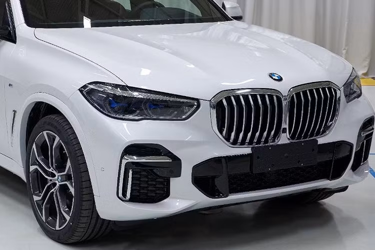Theo tin đồn, BMW X5 kéo dài sẽ chính thức trình làng trong triển lãm Ô tô Bắc Kinh 2022 diễn ra vào tháng 4 năm sau. Đến giữa năm 2022, mẫu SUV hạng sang này sẽ chính thức được bán ra thị trường dưới dạng xe lắp ráp nội địa. Hãng BMW dự định sẽ sản xuất 120.000 chiếc X5 phiên bản kéo dài mỗi năm. Đây là lần đầu tiên hãng BMW sản xuất dòng xe X5 tại Trung Quốc. Đồng thời, đây cũng là mẫu SUV đầu tiên của thương hiệu nước ngoài được lắp ráp tại Trung Quốc.