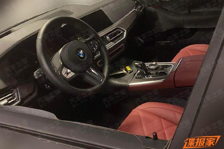 Với kích thước kể trên, BMW X5 kéo dài gần như ngang ngửa so với người anh em X7 vốn có chiều dài 5.151 mm và chiều dài cơ sở 3.105 mm. Sự thay đổi kích thước này chắc chắn sẽ mang đến nội thất rộng rãi hơn cho xe, đặc biệt là hàng ghế sau. Điều này vốn là tiêu chí quan trọng với người tiêu dùng Trung Quốc khi mua xe. Được biết, chiếc BMW X5 kéo dài trong hình ảnh thuộc bản xDrive40Li và đi kèm gói phụ kiện M Sport tiêu chuẩn. Do đó, xe được trang bị vành la-zăng và lốp cỡ lớn hơn cũng như cụm đèn pha laser hiện đại.